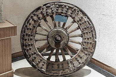 一级调色大片的创作背景故事：驾驭光谱，在霓虹赛道谱写你的极速美学