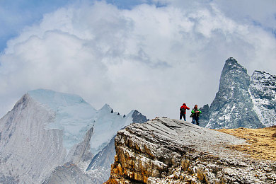 国产亚洲成人av:霓虹街道疾驰,真实驾驶体验革新竞速之旅-3