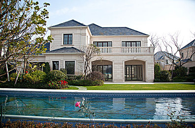 国产成人tv：未来都市竞速新作发布，赛博朋克驾驶融合东方美学引热议-2