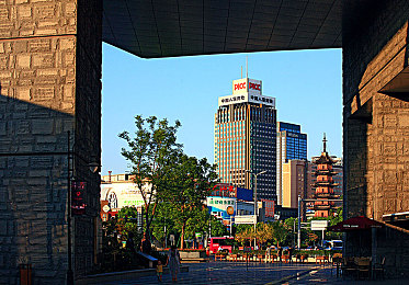 黄色软件大全3.3：霓虹夜幕下的非法引擎，街头速度与隐秘改装传奇-2