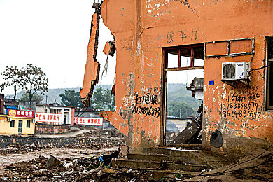 红猫大本猫营点211：极速狂飙与废土据点的双重生存博弈