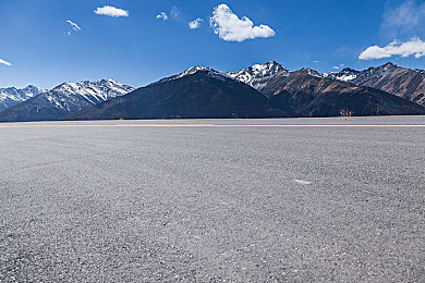 赤裸美女app:霓虹纪元,极速幻影中的全息自定义竞速革命-4