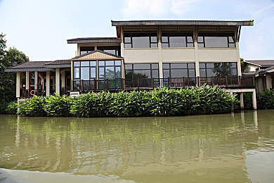 18摸免费下载：街头狂飙极致驾驶，反复练习征服真实赛道
