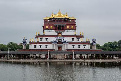 在床上打扑克牌：策略卡牌驱动极速狂飙，创新竞速游戏颠覆传统体验-3