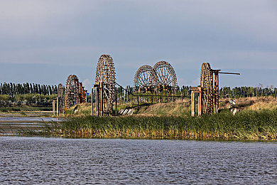 黄色软件0.3.0：霓虹地下城，非法改装与像素竞速的都市传说-3