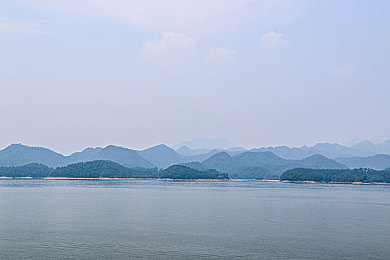 国产色av：《极速光影》引领视觉革命，国产赛车以东方赛博美学重塑竞速体验