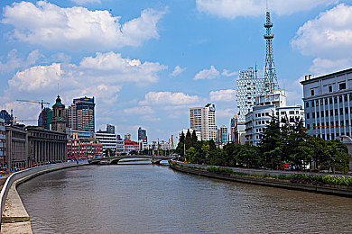 国产色清：霓虹色块赛道，复古竞速美学的清晰革命-3