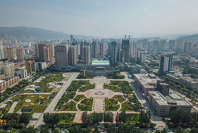 双拳极限扩张拳头交：极速狂飙与热血格斗，体验驾驶舱内的全新对决纪元