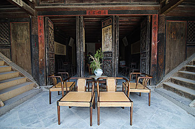 紧急通知页面升级狼人：极速赛道暗影潜伏，方向盘上的身份谜局