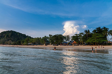 免费黄色软件下载3.003：霓虹东京赛道，闪电漂移竞速新纪元-3