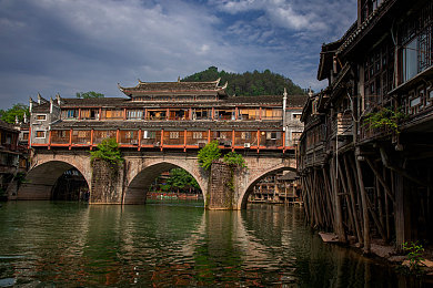 404黄色软件旧版:经典赛车传奇重现,硬核驾驶技巧与隐藏车辆全解析-2