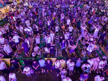 美女脱光衣服视频软件：霓虹幻影，数据剥离，未来赛道信息博弈-3