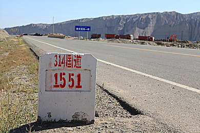 男女日皮软件：极速风尚，虚拟化身与座驾美学的无限定制之旅-2