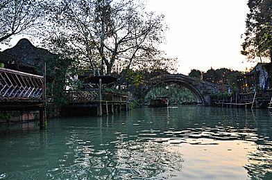 黄色软件网站3.0.3：霓虹代码，极速边缘，非法改装与暗网竞速的灰色传说-2