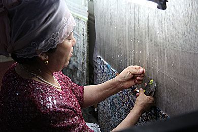 色综综：霓虹轨迹，幻彩谜途中的极速共鸣-3