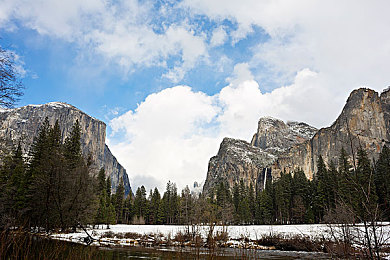 在床上打扑克的APP：《赛道王牌》今日公测，融合卡牌策略的竞速新游引爆手游离奇对决-2