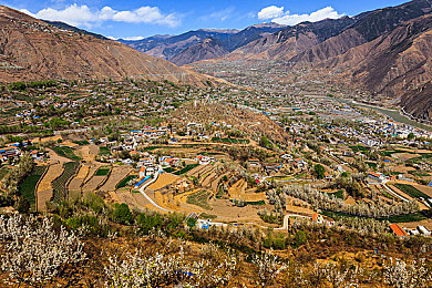 难得一见极品一线天馒头：极限山道狂飙传奇赛道，征服狭窄岩壁与连续发卡弯的终极挑战-3