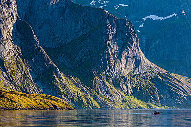 又叫又痛的打扑克：极速狂飙与策略对赌，赛道上的惊险牌局-3