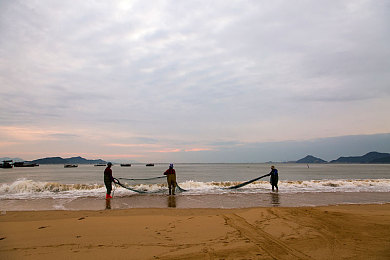 爆料吃瓜网：极速暗影都市车战，在赛道窃密中体验双重对决-2
