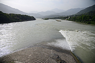 一区二区三区禁：极速禁区，封锁与破局的动态博弈艺术-3