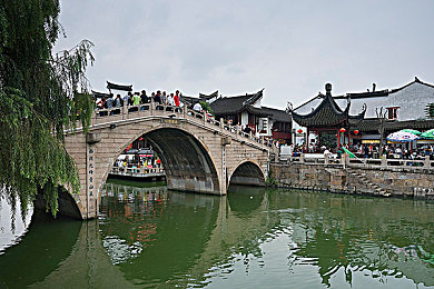 美女与男子搞基app：霓虹赛车手，车队共竞速，改装与协作的极速世界-2