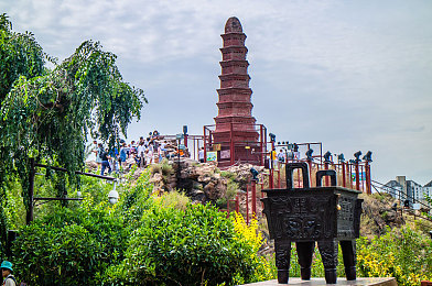 黄色app下载3.03：霓虹暗码，午夜涂装解锁都市竞速传说-3