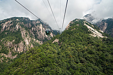 av中文电影：霓虹夜驰骋，港片江湖在方向盘上重生-2
