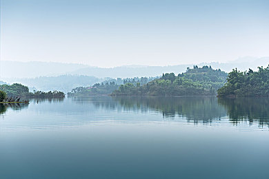 美女裸身视频软件：虚拟竞速暗藏伦理谜题，独立游戏以赛车探讨科技道德