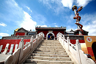 我把老师按在桌子吵：课桌引擎轰鸣，叛逆赛道挑战权威之墙-2