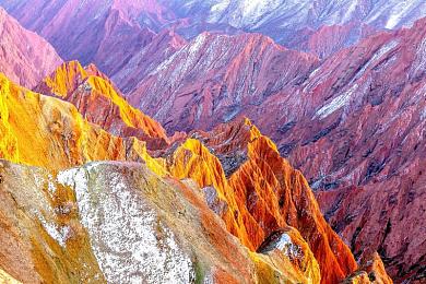 打扑克又疼又舒服：疾驰与谋略交织的赛道牌局