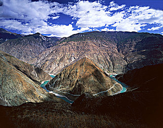 亚洲一：极东征途，驭风于霓虹与险峰之间-3