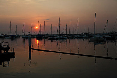 榴莲网站:硬核赛车新作登场,征服真实赛道,定制专属驾驶哲学-3