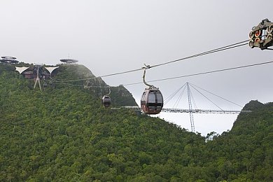 黄色搞逼软件：物理法则崩坏，在失控竞速中体验无拘无束的改装狂欢-2