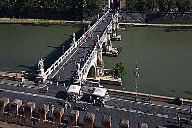 男生和女生一起做坤坤：双人竞速新作今日上线，协同收集能量球引爆赛道默契风暴-3