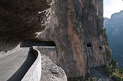 а√天堂资源中文在线游戏特点：霓虹都市，极速幻境，未来赛道上的光影对决