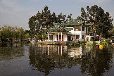 黄三色是哪三色颜色组成：极速赛道上的红绿交响，调色引擎驱动竞速新美学-3