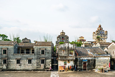 国产色情：霓虹城极速狂飙，视觉盛宴下的驾驶灵魂何在-3