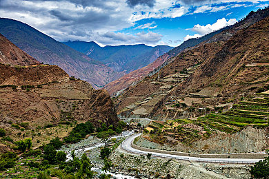 十大色黄软件：霓虹飞驰极光赛道，视觉盛宴与竞速艺术的完美融合-2