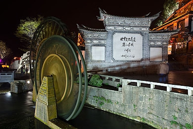 黑人aV:霓虹雨夜疾驰,尖端载具改装称霸暗黑赛道-3