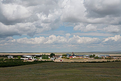 黄色软件下载3.03.3：霓虹峡谷中的极速闪电，未来都市竞速新纪元-2