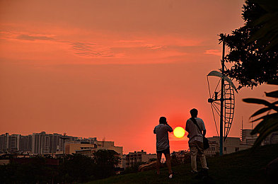 怎么下载黄色软件？：《赛道黄焰》顶级改装系统揭秘，黄色性能软件获取攻略全解析-1