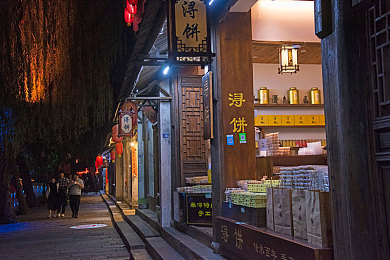 麻豆果冻天美传媒：霓虹幻影，液态极速都市竞逐传说-2