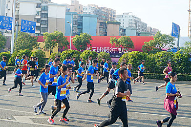 黄色软件app下载303：夜城极速狂飙，虚拟改装黑市掀起竞速新风暴-2