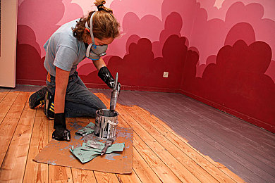 一小孩和妈妈一起摘萝卜：田园驾驶新体验，亲子协作共度温馨农场时光-2