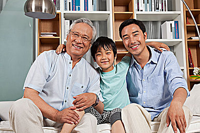 日批发软件下载安装：穿越欧洲大陆的货运帝国，从方向盘到跨国物流的崛起之路-2