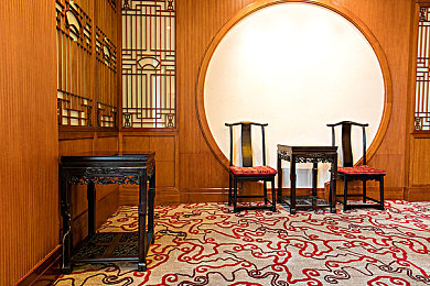 国产AV成人视：夜色方向盘上的沉默剧场，乘客心事与城市回响-1