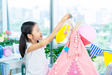 一小孩和妈妈摘萝卜活动：田园亲子驾驶新作今日上线，真实物理与温馨协作开启治愈之旅