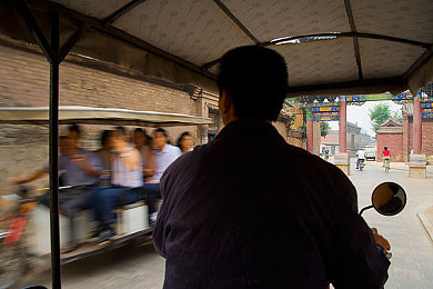 打扑克,滚床单：《极速狂飙：地下赌局》今日上线，双重玩法引爆策略竞速新热潮-3
