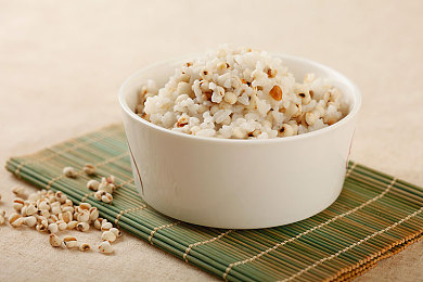 一小孩和妈妈摘萝卜：温馨农场模拟新作《家庭农园物语》今日发售，亲子协作共筑田园梦想