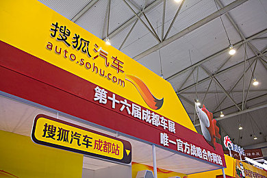 黄色软件这么下载：揭秘极速黄蜂插件，街头争霸隐藏车辆与赛道获取全攻略